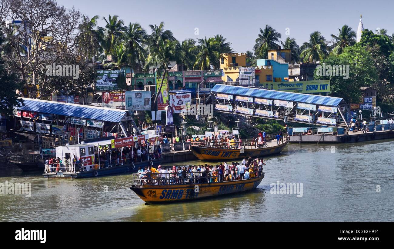 Inde, Bengale-Occidental, Mayapur. La ville de Mayapur est entourée de quelques îlots habités et les ferries sont très actifs dans le transport de personnes d'un plac Banque D'Images