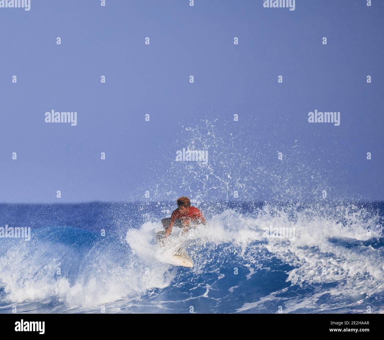 Surfeur professionnel sur la vague. Activités nautiques. Océan Atlantique République dominicaine. 29.12.2016. Banque D'Images