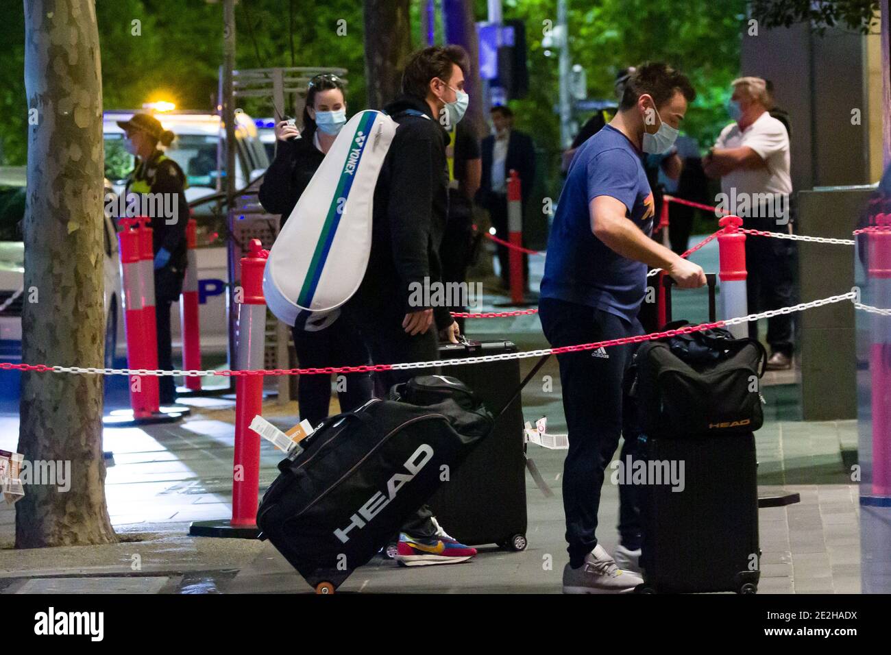 Le tournoi. 14 janvier 2021. Stan Wawrinka arrivant à l'hôtel Grand Hyatt de Melbourne dans des conditions de quarantaine strictes avant le tournoi de tennis Open d'Australie de 2021. Les joueurs doivent mettre en quarantaine pendant 14 jours et sont testés chaque jour avant d'être autorisés à participer. 15 vols charters transporteront 1200 joueurs et officiels au tournoi. Sydney Low/Cal Sport Media/Alamy Live News Banque D'Images