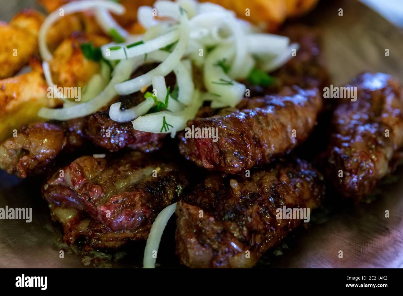 Un ensemble de délicieux plat barbecue de foie de viande d'agneau Balkar avec des herbes et des oignons marinés. Plats pour banquets. Mise au point sélective Banque D'Images