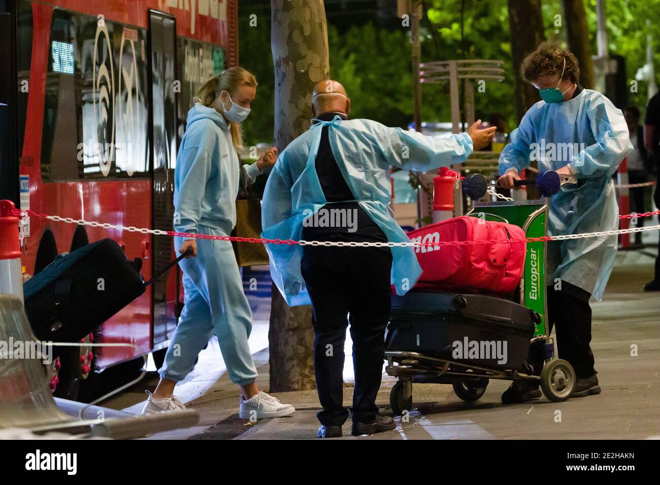 14 janvier 2021 : l'un des premiers joueurs de tennis arrivant à l'hôtel Grand Hyatt de Melbourne dans des conditions de quarantaine strictes avant le tournoi de tennis Open d'Australie de 2021. Les joueurs doivent mettre en quarantaine pendant 14 jours et sont testés chaque jour avant d'être autorisés à participer. 15 vols charters transporteront 1200 joueurs et officiels au tournoi. Sydney Low/Cal Sport Media Banque D'Images