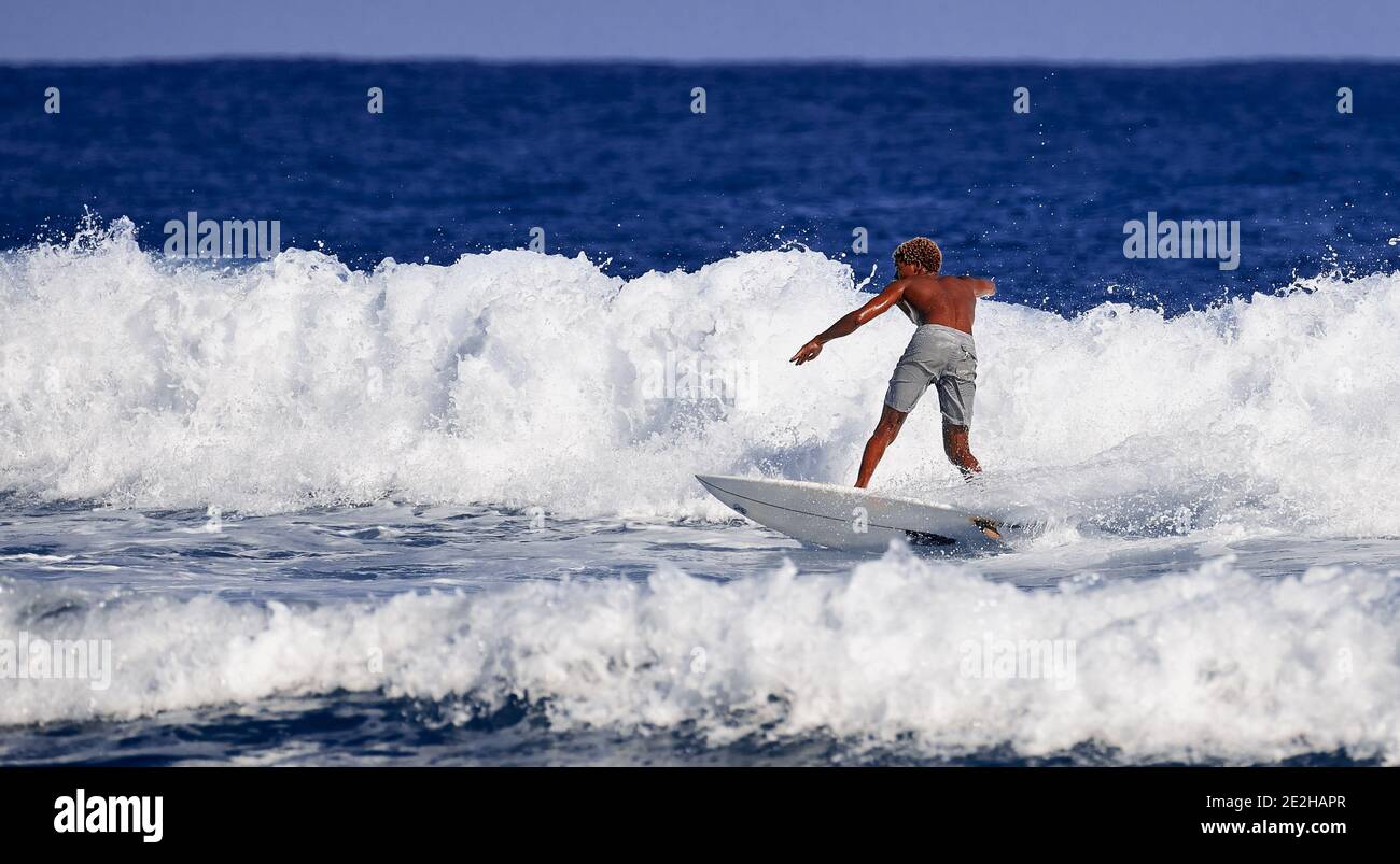 Surfeur professionnel sur la vague. Activités nautiques. Océan Atlantique République dominicaine. 29.12.2016. Banque D'Images