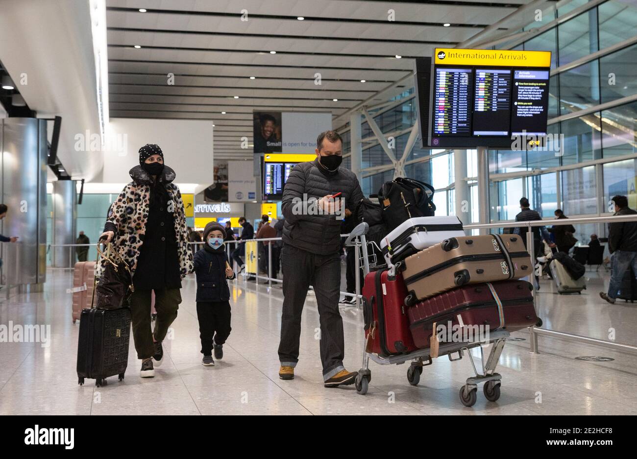 Londres, Royaume-Uni. 14 janvier 2021. Arrivées internationales au terminal 2 de Heathrow. Les ministres sont sur le point d'annoncer une interdiction de voyager du Brésil et d'autres pays d'Amérique du Sud suite à la préoccupation d'une nouvelle variante du coronavirus. Tous les arrivées internationales, y compris les ressortissants britanniques, devront présenter un test négatif de Covid-19 avant de monter à bord d'un avion, d'un train ou d'un bateau à destination du Royaume-Uni, jusqu'à 72 heures avant le début de leur voyage. Credit: Mark Thomas/Alamy Live News Credit: Mark Thomas/Alamy Live News Banque D'Images