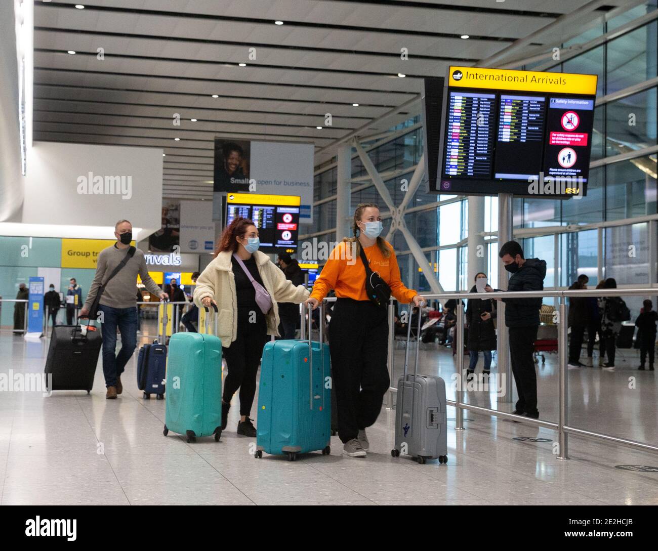 Londres, Royaume-Uni. 14 janvier 2021. Arrivées internationales au terminal 2 de Heathrow. Les ministres sont sur le point d'annoncer une interdiction de voyager du Brésil et d'autres pays d'Amérique du Sud suite à la préoccupation d'une nouvelle variante du coronavirus. Tous les arrivées internationales, y compris les ressortissants britanniques, devront présenter un test négatif de Covid-19 avant de monter à bord d'un avion, d'un train ou d'un bateau à destination du Royaume-Uni, jusqu'à 72 heures avant le début de leur voyage. Crédit : Mark Thomas/Alay Live News Banque D'Images