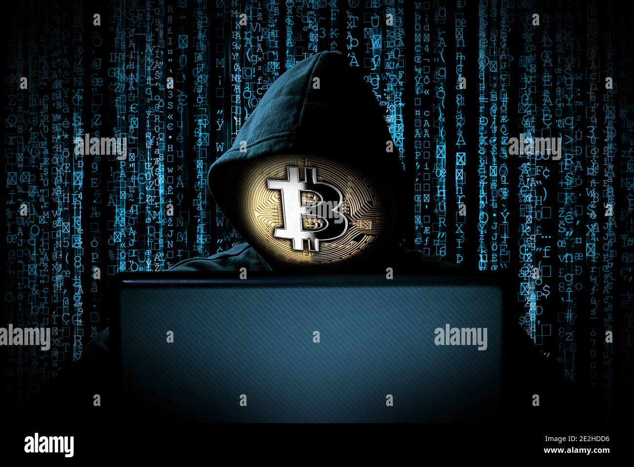 hacker avec masque bitcoin derrière l'ordinateur portable à l'avant de code binaire source bleu arrière-plan cyber hack attaque blocage de la devise crypto Banque D'Images