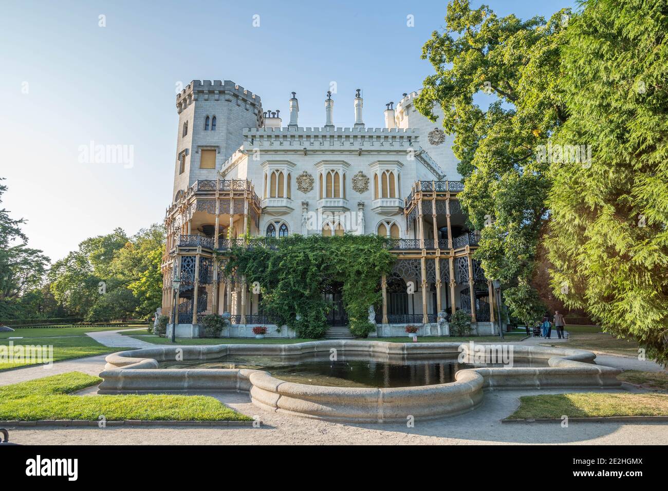 Château Hluboka, château historique de Hluboka nad Vltavou, Bohême du Sud, République tchèque, temps ensoleillé en été. Banque D'Images