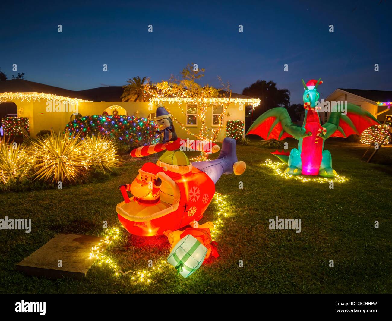 Pelouse et maison décorées avec des lumières de Noël et des décorations dans Sud-ouest de la Floride États-Unis Banque D'Images