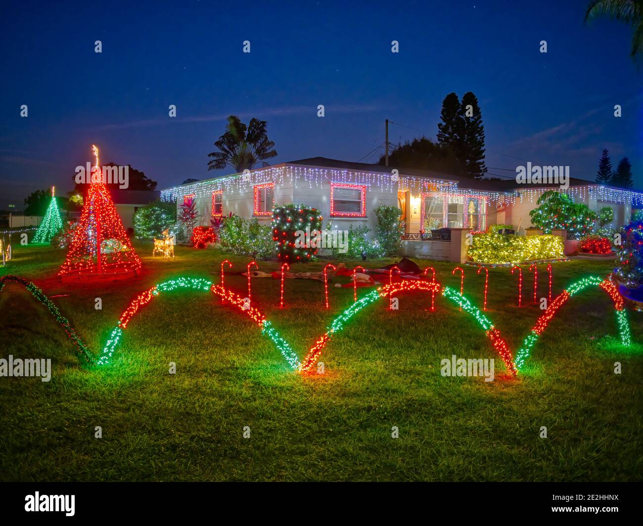 Pelouse et maison décorées avec des lumières de Noël et des décorations dans Sud-ouest de la Floride États-Unis Banque D'Images