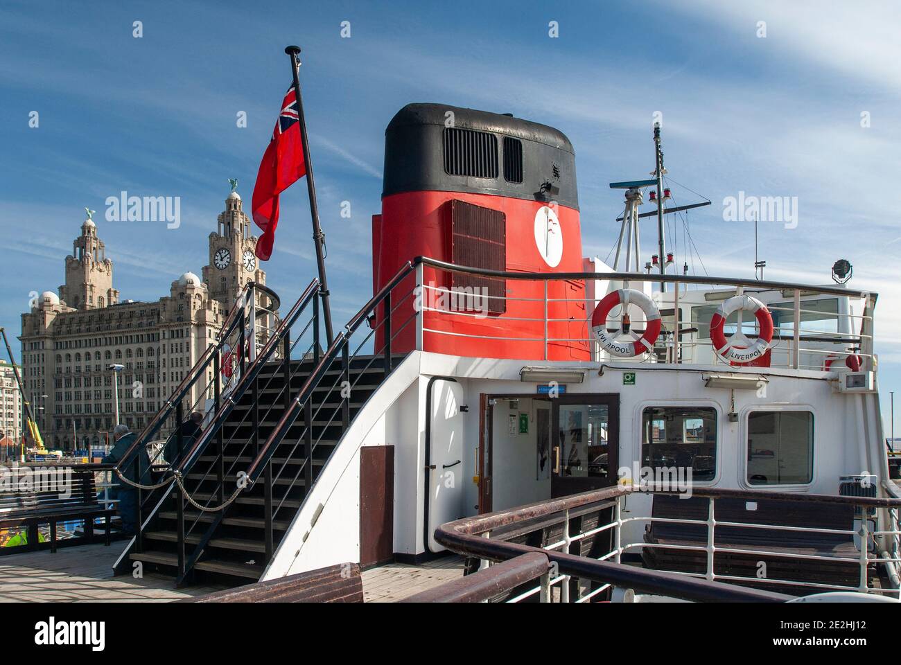 Un ferry Mersey photographié a amarré à Liverpool Pier Head avec le bâtiment Royal Liver en arrière-plan. Banque D'Images