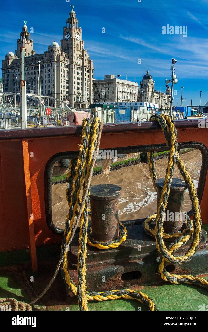 Un ferry Mersey photographié a amarré à Liverpool Pier Head avec le bâtiment Royal Liver en arrière-plan. Banque D'Images