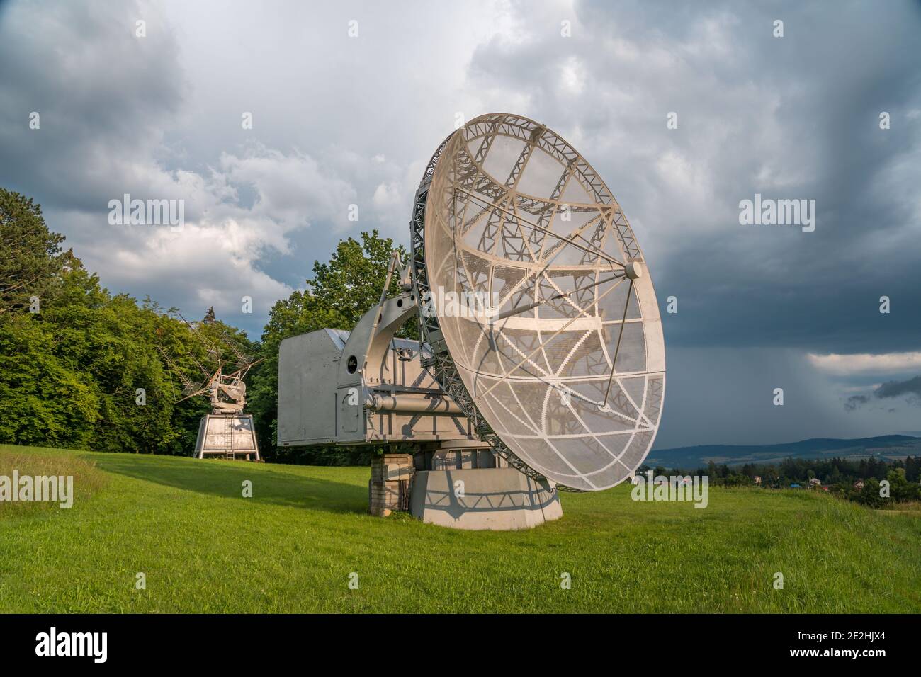 Parabole satellite dans un paysage d'été, radiotelescope pour la recherche spatiale profonde. Observatoire d'Ondrejov, République tchèque. Banque D'Images