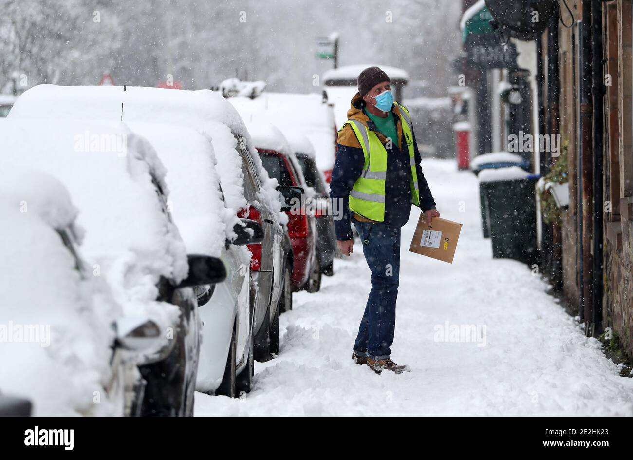 Un liveur livre une parcelle dans la neige à Braco, près de Dunblane en Écosse. Banque D'Images