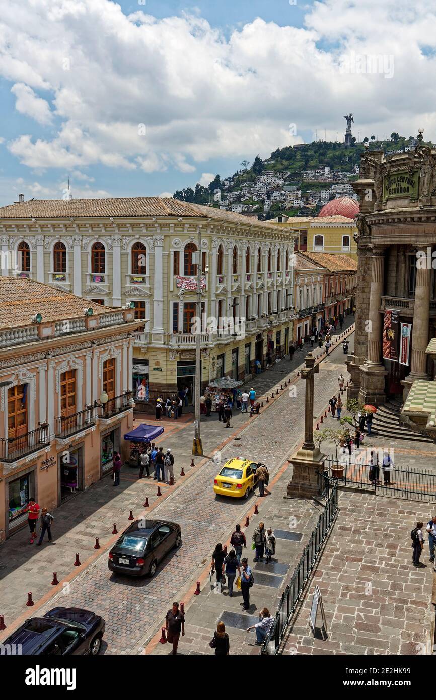 Scène de rue; Calle de Las Siete Cruces; étroit; personnes; vieux bâtiments; paysage urbain, El Panecillo, flanc de colline, Vierge de Quito, Amérique du Sud, Quito; Ecua Banque D'Images