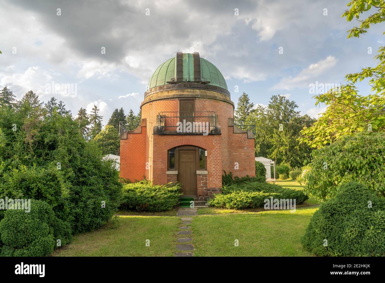 Ancien bâtiment historique de l'observatoire de l'institut d'astronomie d'Ondrejov. Observatoire télescope spatial profond. Ondrejov, république tchèque. Banque D'Images
