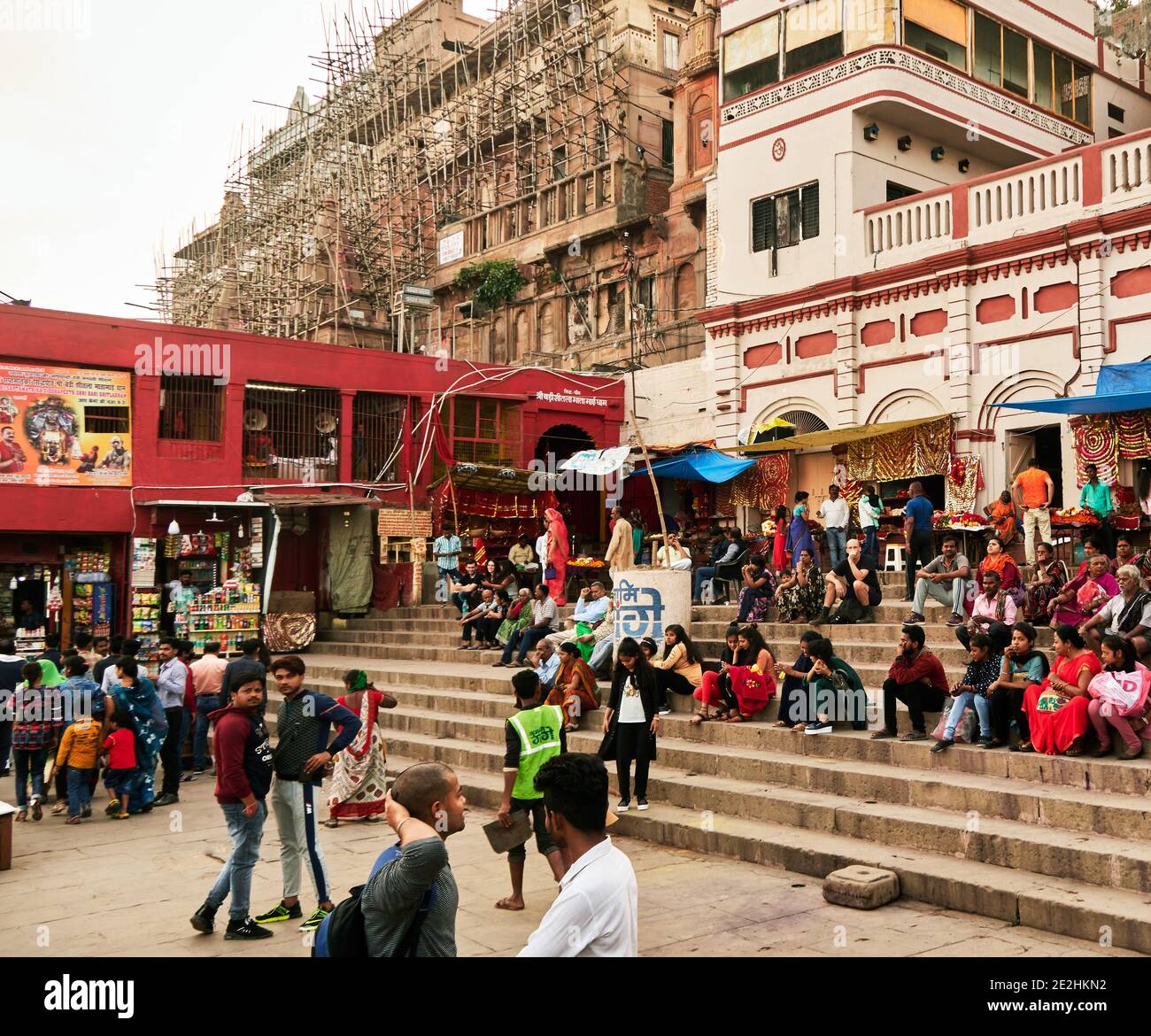 Varanasi (ex-Bénin), Uttar Pradesh, Inde . Dans les bâtiments en cours de restauration entourés par des échafaudages de bambou des colonies vivantes de singes qui partiques Banque D'Images