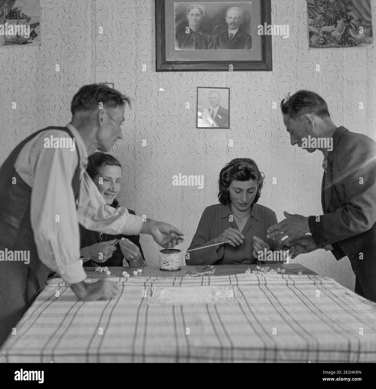 Les femmes et les hommes italiens travaillent sur l'artisanat dans l'après-guerre Italie, 1951 Banque D'Images