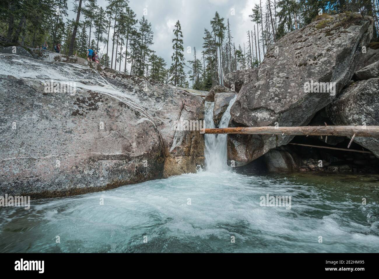 Cascades de Cold Stream dans la Grande Vallée froide à High Tatras, Slovaquie. Ciel nuageux. Banque D'Images