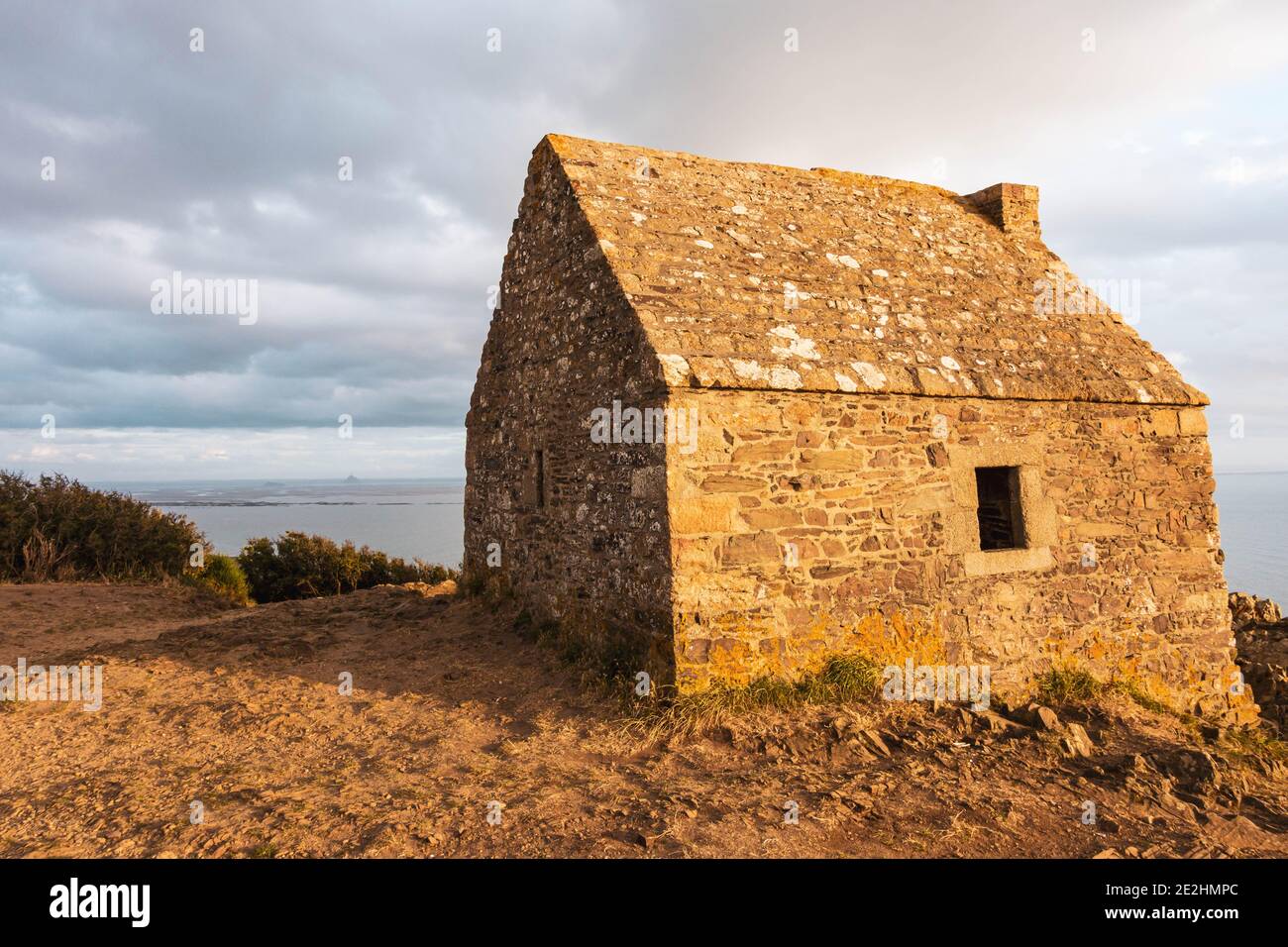 Une maison isolée au bord de la falaise, avec horizon marin au loin Banque D'Images