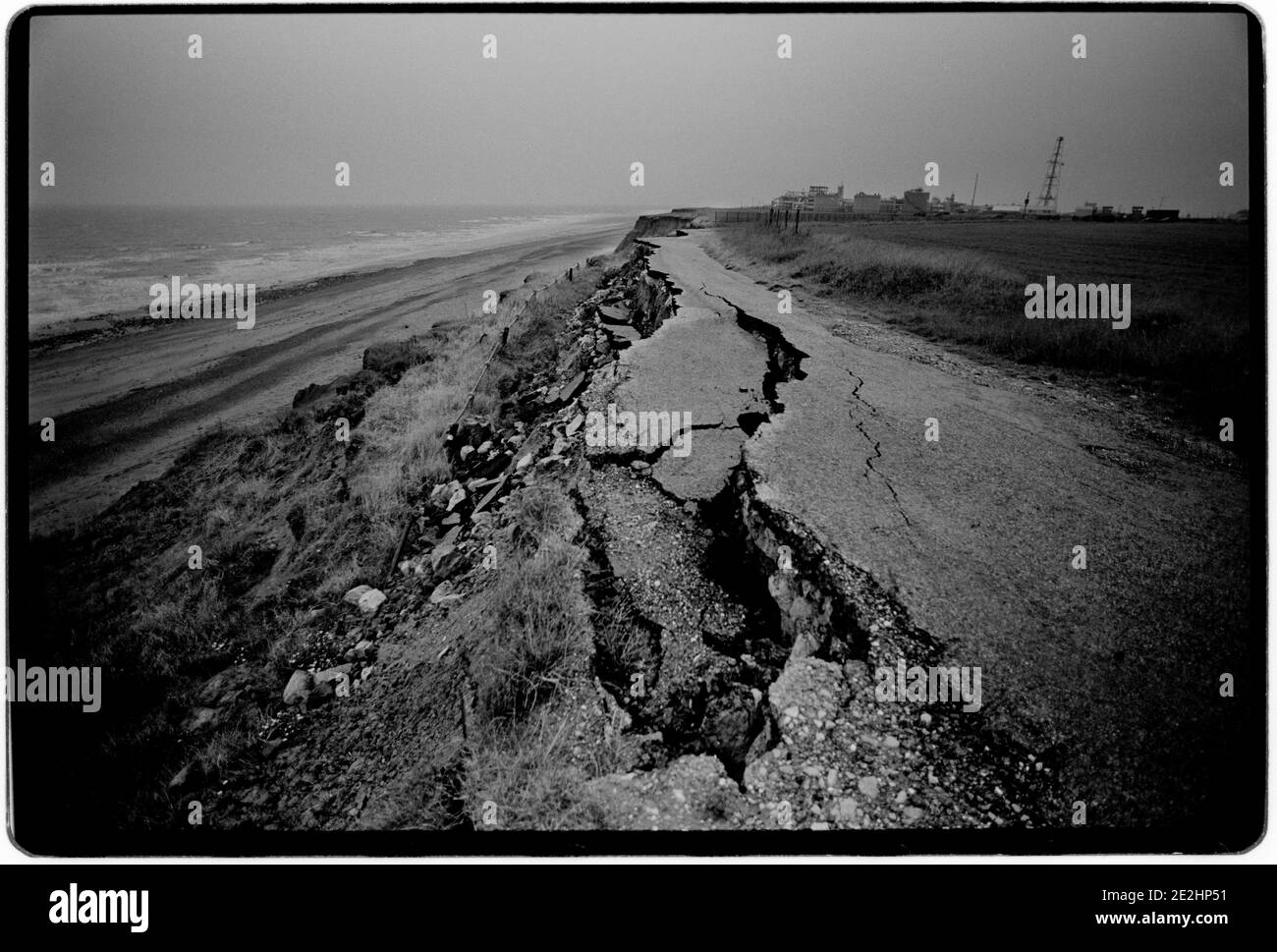 Érosion côtière Humberside Angleterre Royaume-Uni 1994 le littoral en voie de disparition entre Skipsea et Easington sur Humberside, qui est lavé à 1.7 mètres par an depuis le début des records au milieu des années 1950. La côte au terminal de gaz d'Easington Banque D'Images