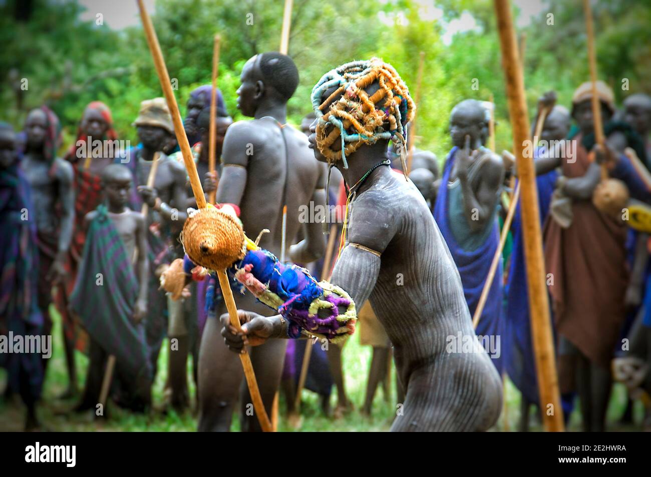 Environ 20 à 30 hommes complètent le tournoi. OMO VALLEY, ETHIOPIE: RENCONTREZ LA tribu qui s'engage dans un combat violent et sanglant de bâton avec le dernier homme Banque D'Images