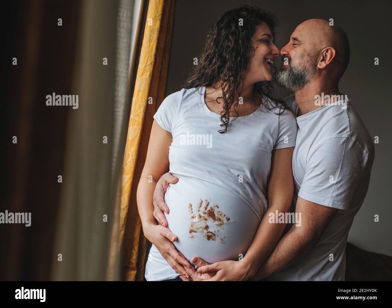 Couple Tendre S Attendant A Bebe Avec La Main Au Chocolat De Leur Premier Enfant Sur Les Meres T Shirt Autour Du Ventre Photo Stock Alamy