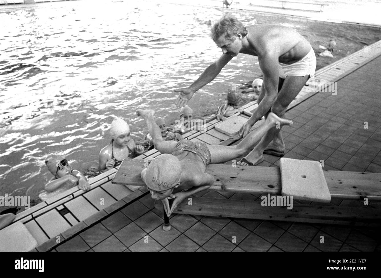 30 novembre 1983, Saxe, Eilenburg: Sous la direction d'un instructeur de natation, des cours de natation pour les élèves ont lieu dans une salle de natation publique d'Eilenburg à l'automne 1984. Date exacte de l'enregistrement inconnue. Photo: Volkmar Heinz/dpa-Zentralbild/ZB Banque D'Images