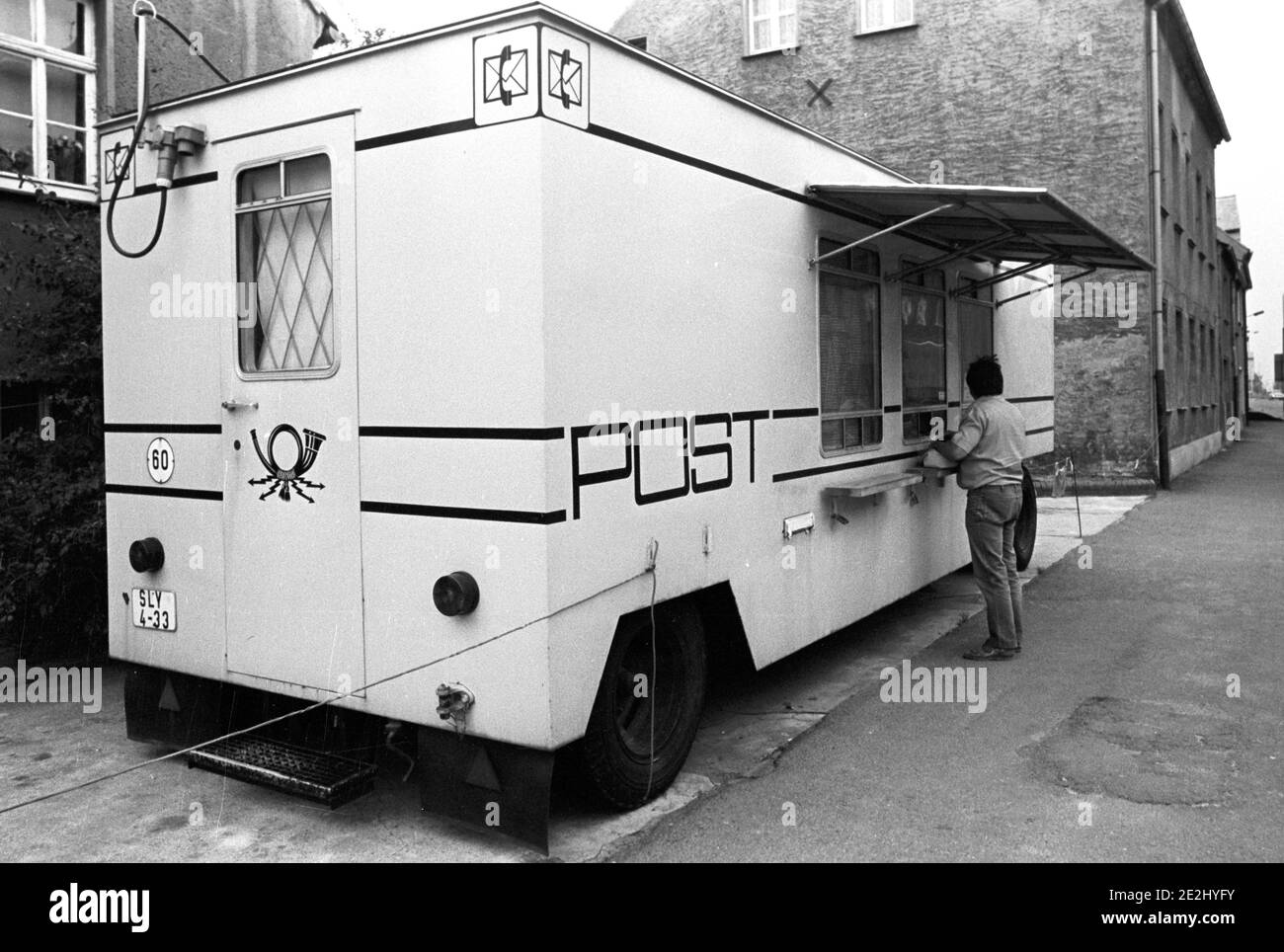 30 novembre 1984, Saxe, Eilenburg: Un chariot de remplacement de poste est disponible au public à l'automne 1984 lors de la fermeture d'une succursale du Deutsche Post à Eilenburg. Date exacte de l'enregistrement inconnue. Photo: Volkmar Heinz/dpa-Zentralbild/ZB Banque D'Images