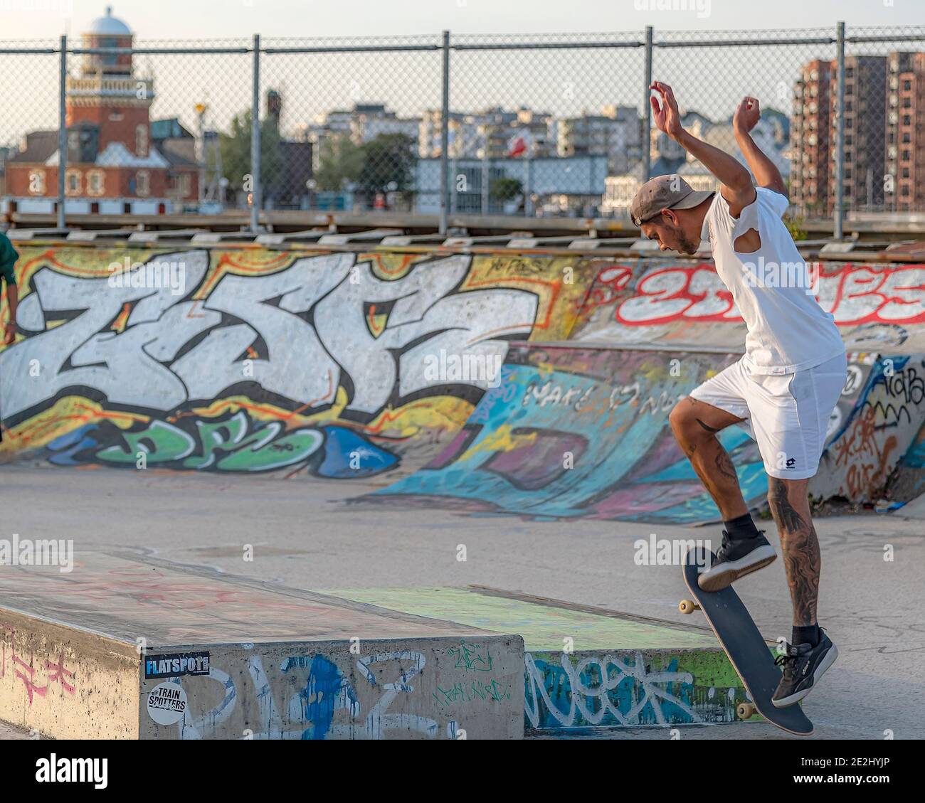 HELSINGBORG, SUÈDE - 08 AOÛT 2020 : un jeune homme fait des tours sur son skateboard au parc de skate de pixlapiren dans la ville. Banque D'Images