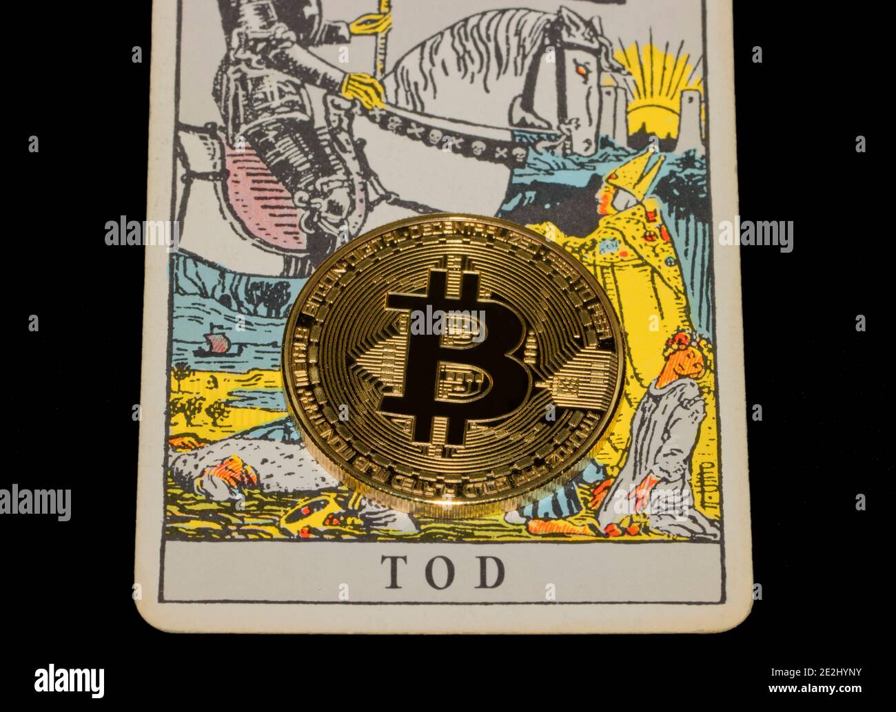 Symbolique, Bitcoin sur une carte de mort de tarot Banque D'Images