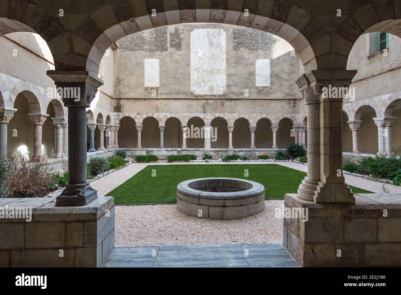 Saint-Genis-des-Fontaines (sud de la France) : cloître de l'abbaye, ancien monastère bénédictin. Le cloître date du XIIIe siècle Banque D'Images