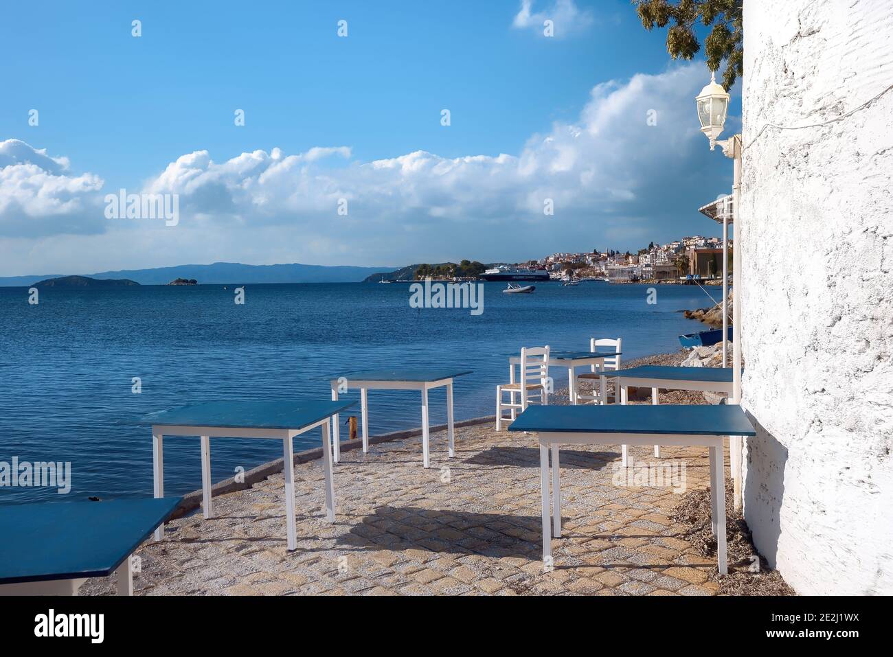 Tables de café et chaises sur une plage Banque D'Images