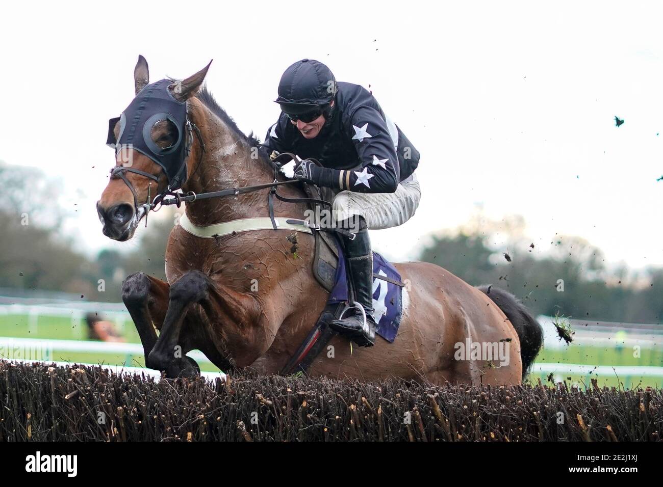 Conor Ring à cheval Ballybreen clair le dernier à gagner le attheraces.com handicap Chase à l'hippodrome de Fontwell Park. Banque D'Images