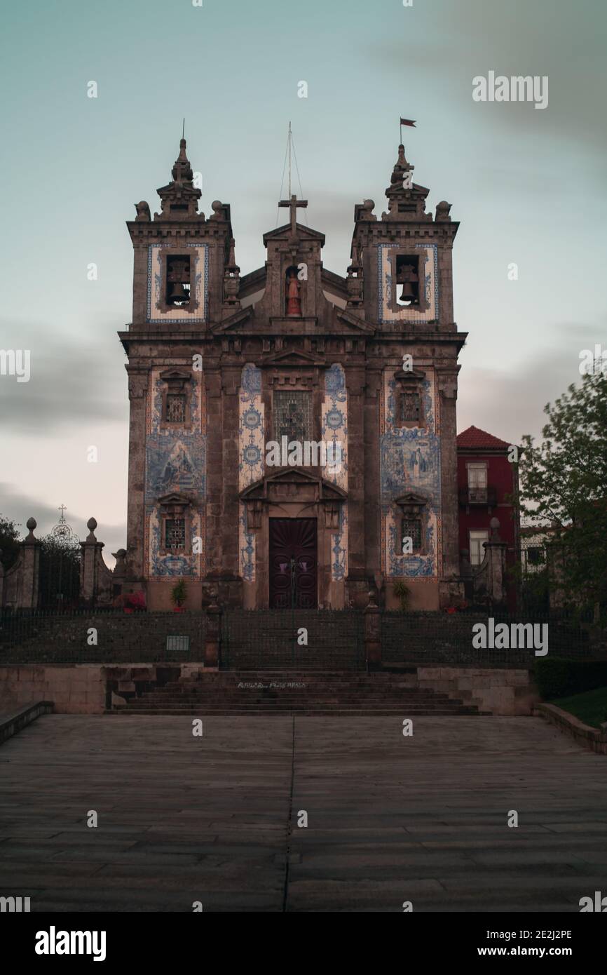 Photo dramatique et moody de l'église Santo Ildefonso Portugais Banque D'Images