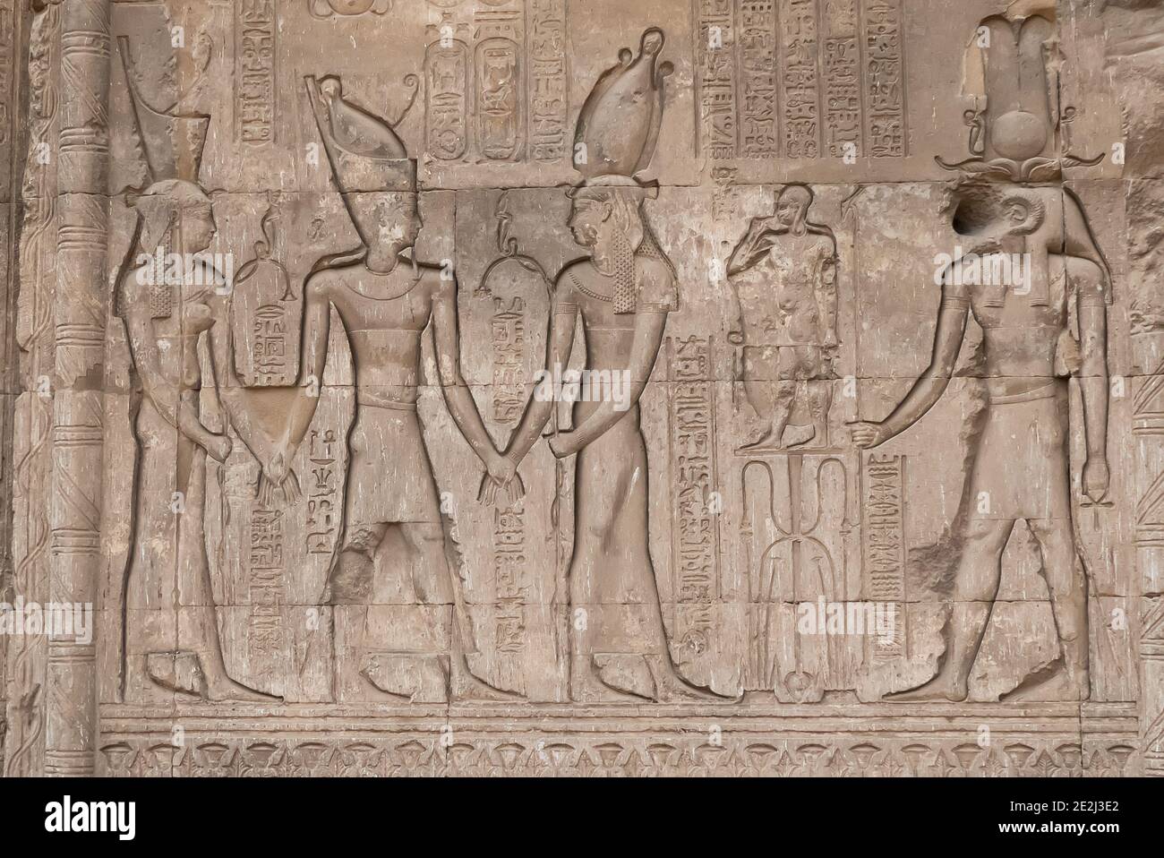 Esna en Egypte: Sculptures murales à l'intérieur du Temple de Khnum Banque D'Images