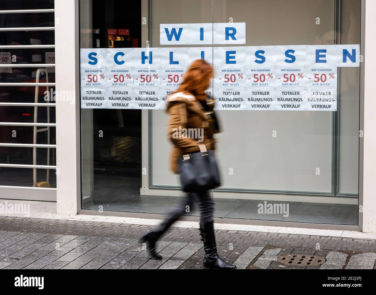 Cologne, Rhénanie-du-Nord-Westphalie, Allemagne - centre-ville de Cologne en temps de crise de corona au deuxième confinement, vente de liquidation en raison de la fermeture du magasin. Banque D'Images