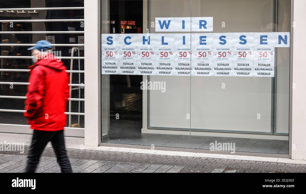 Cologne, Rhénanie-du-Nord-Westphalie, Allemagne - centre-ville de Cologne en temps de crise de corona au deuxième confinement, vente de liquidation en raison de la fermeture du magasin. Banque D'Images