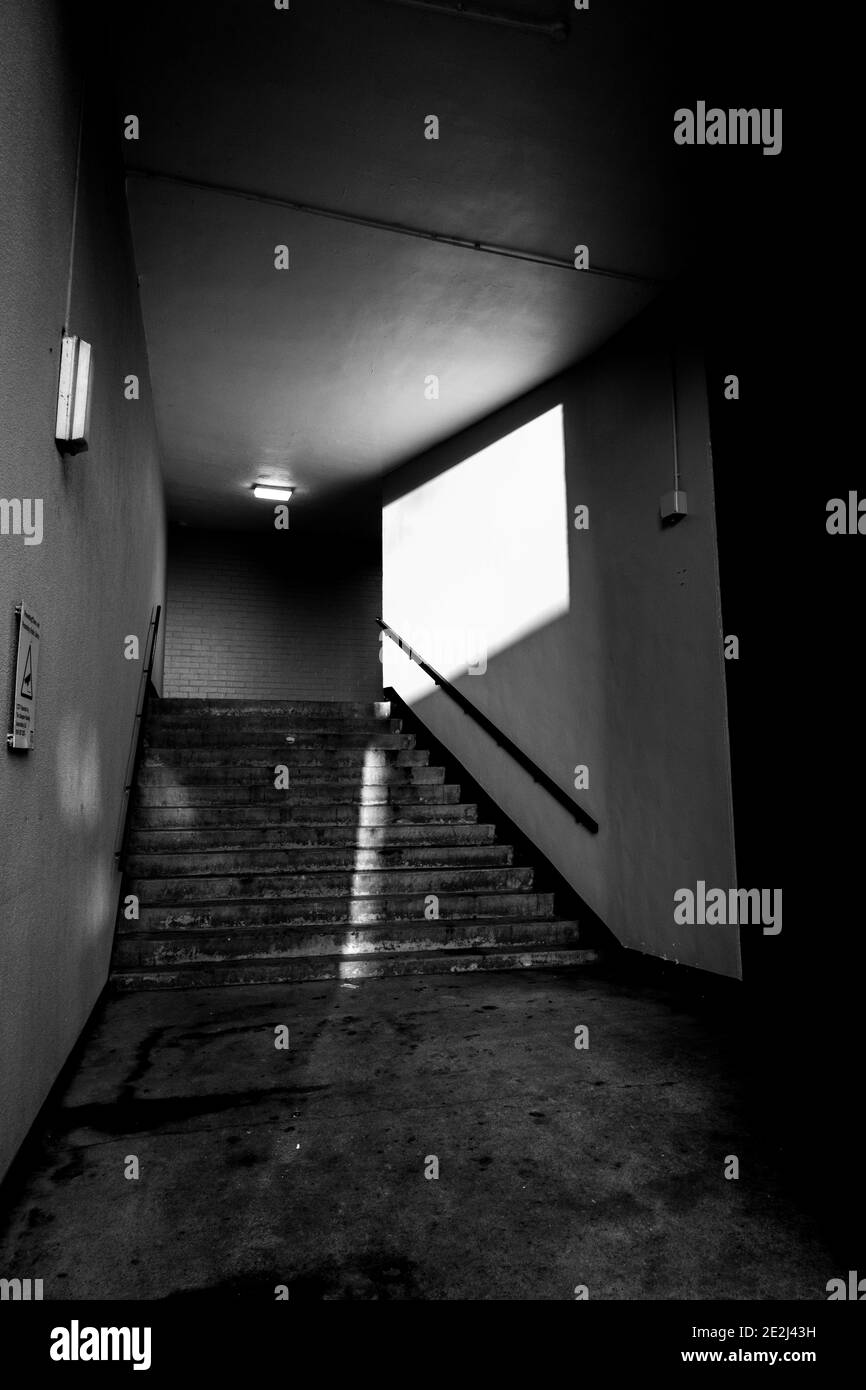 Le soleil brille dans l'escalier de l'immeuble. Glasgow, Écosse Banque D'Images