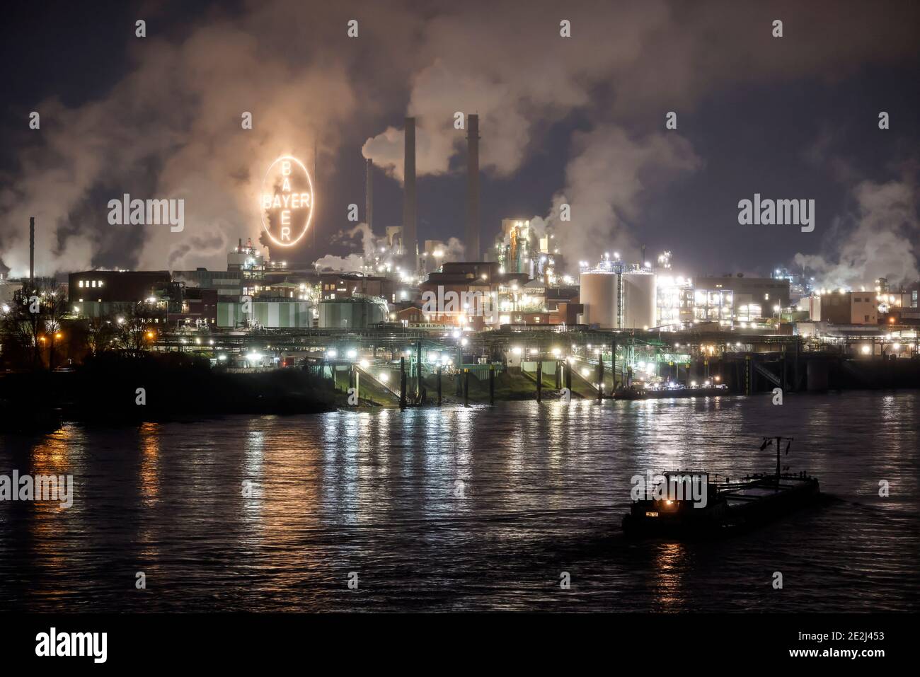 Leverkusen, Rhénanie-du-Nord-Westphalie, Allemagne - Bayer Chempark Leverkusen, le logo Bayer Cross de la société, est présent sur le site Bayer à Leverkusen, le ch Banque D'Images