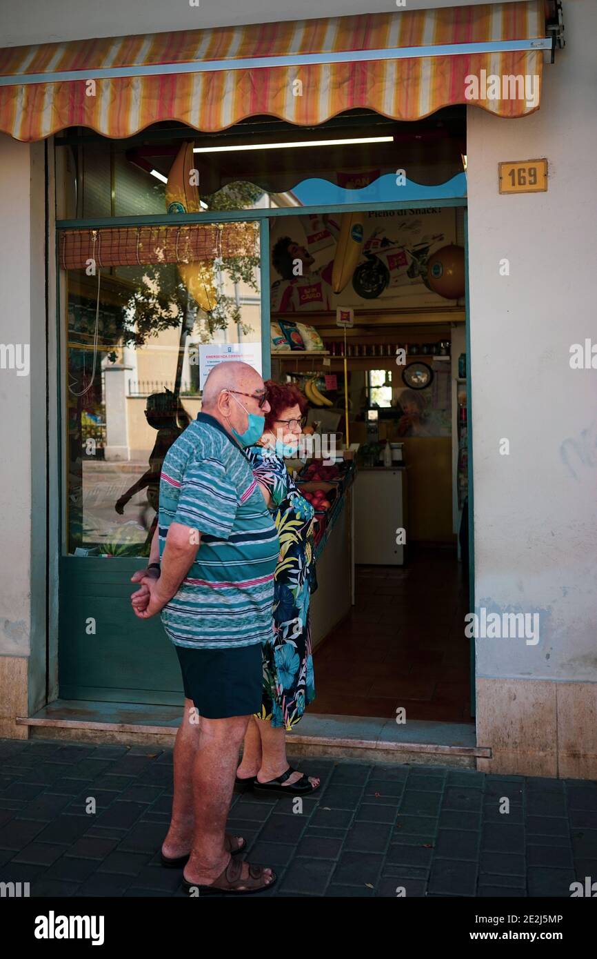 Deux personnes âgées avec un masque de protection covid19 devant un magasin Banque D'Images