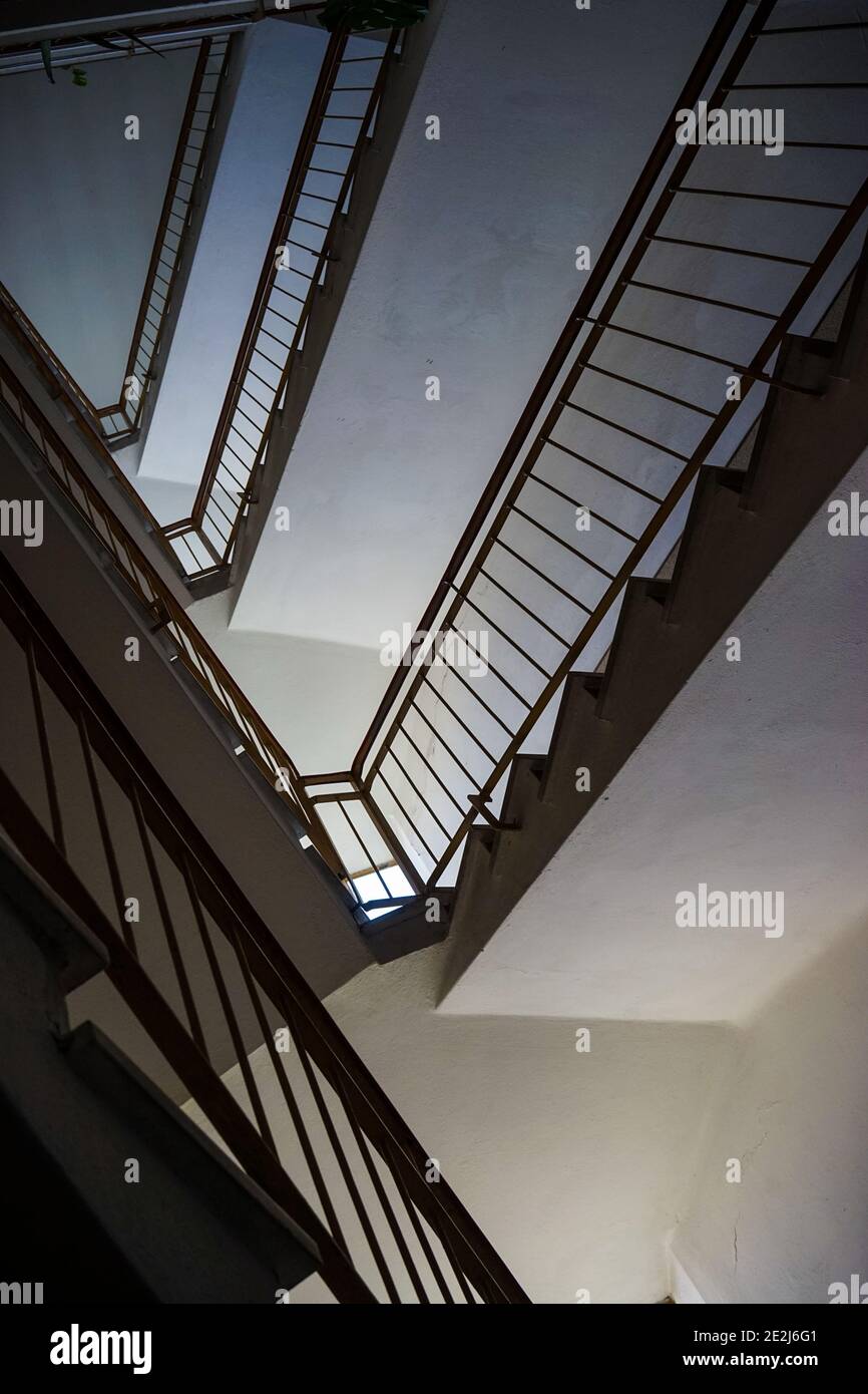 Escaliers dans un bâtiment des années 50 Banque D'Images