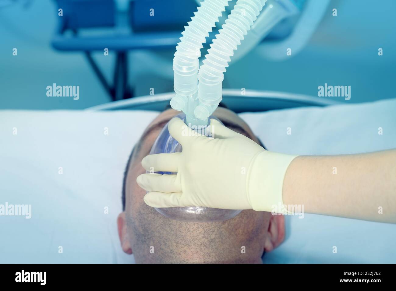 Ventilation pulmonaire artificielle par équipement respiratoire. Banque D'Images