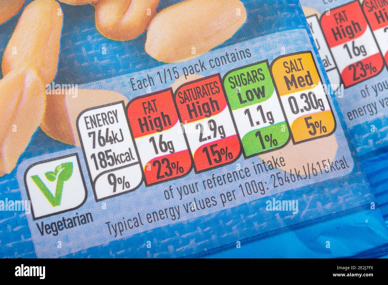 Gros plan de boîtes d'information nutritionnelle avec code couleur sur le fron d'arachides salées ASDA emballées en plastique. Graisses alimentaires / graisses dans l'étiquetage des aliments. Banque D'Images