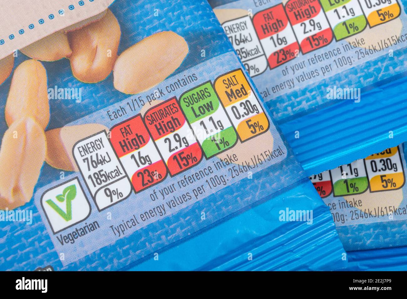 Gros plan des boîtes d'information nutritionnelle avec code couleur sur l'avant des arachides salées ASDA emballées en plastique. Graisses alimentaires / graisses dans l'étiquetage des aliments. Banque D'Images