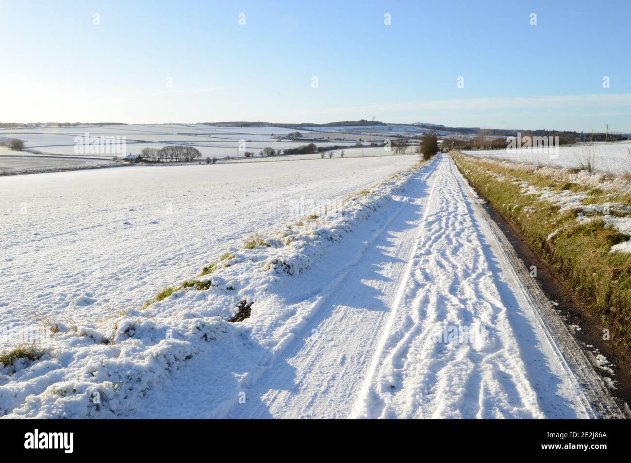La neige couvre les champs entourant St Andrews, Écosse, 8 janvier 2021 Banque D'Images