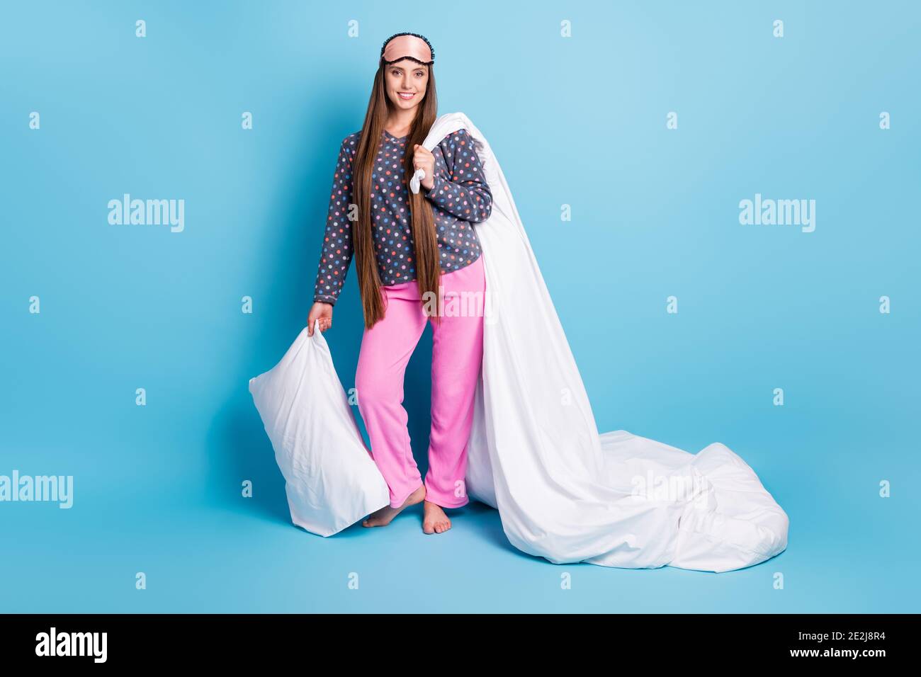 Photo Pleine Longueur De Mignonne Jeune Fille Longue Hairdo Pieds Nus Tenez Une Couverture D Oreiller En Forme De Gresil Les Amis Portent Une Chemise A Pois Rose Pantalon Pyjama Vetements De Nuit