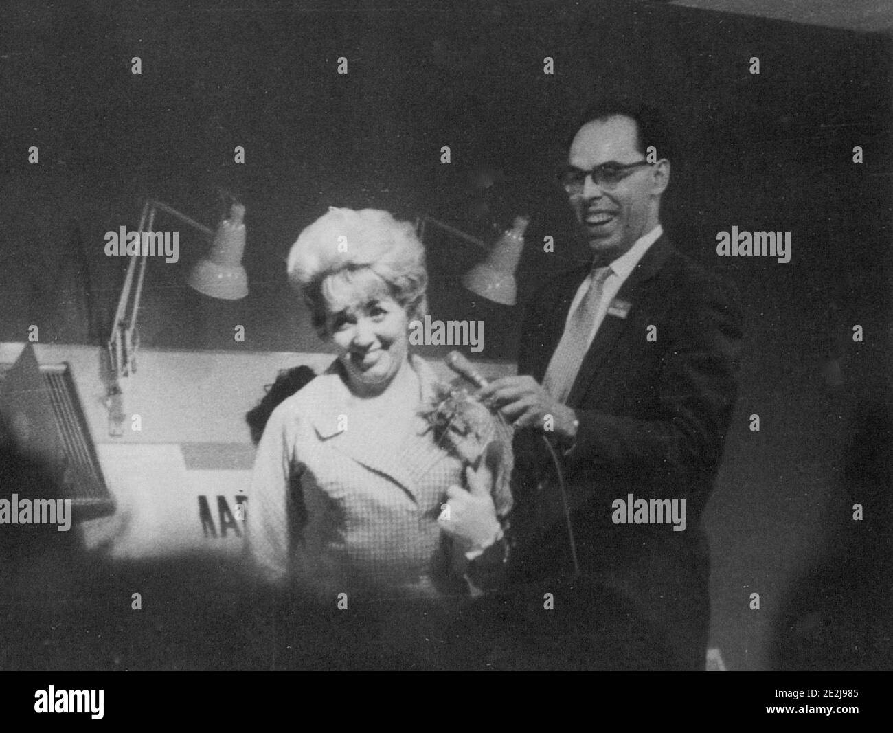 La chanteuse britannique Marion Ryan et Alan Dell, diffuseur de radio de la BBC, c1959. Banque D'Images