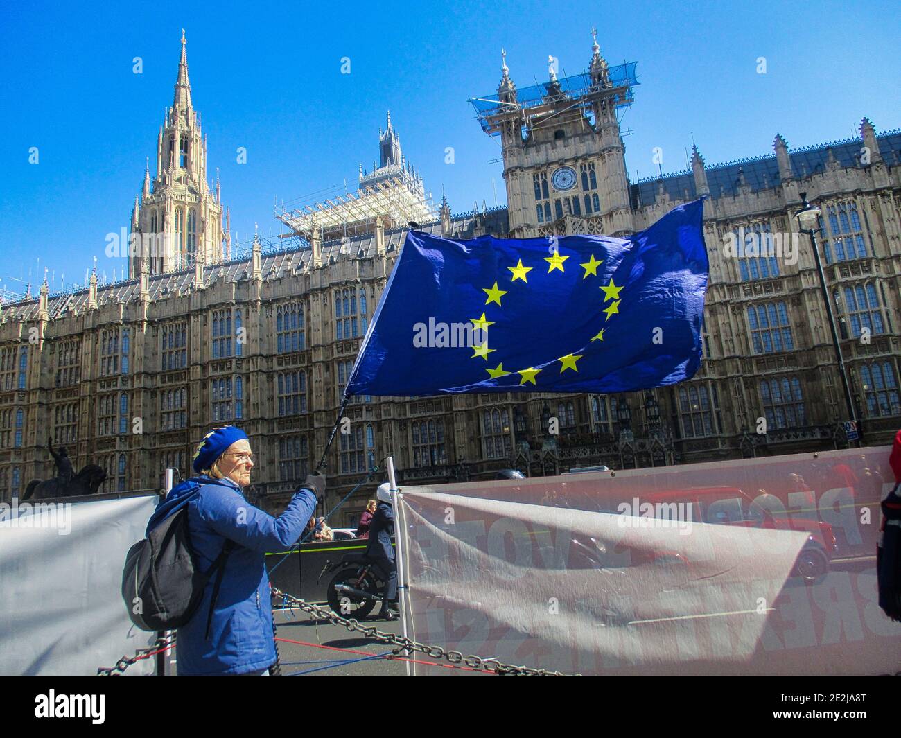Les manifestants anti-Brexit devant les chambres du Parlement avec le drapeau de l'UE, Westminster, Londres, Royaume-Uni. Banque D'Images