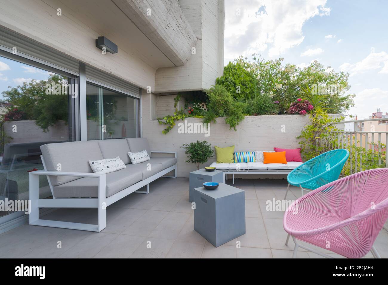 Belle terrasse avec décoration colorée dans un appartement du centre de Madrid Banque D'Images