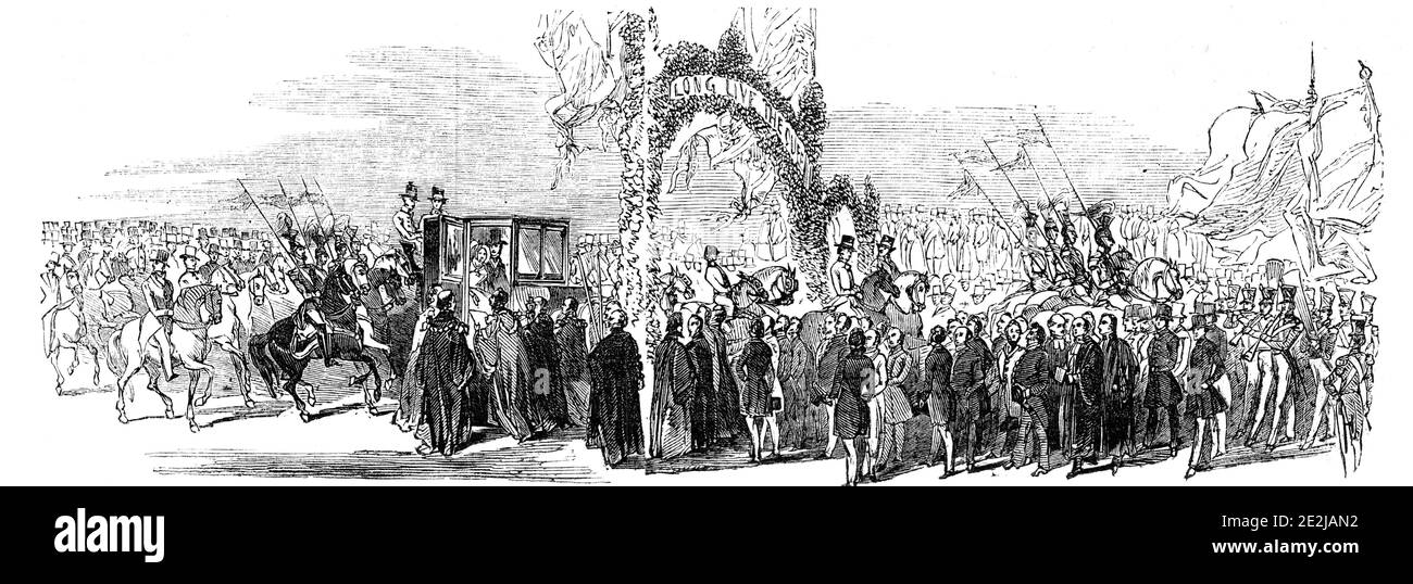 Arrivée à Weedon Park Station, 1844. La reine Victoria et Prince Albert étaient les invités du Marquis d'Exeter, à la maison Burghley dans le Lincolnshire. Les dignitaires locaux et les foules de personnes les accueillent en traversant une « arche festale » en leur honneur, après leur arrivée en train. 'À la sortie de la gare, le cortège royal a traversé lentement le village de Weedon, au-dessus de la rue principale dont une arche sans prétendant, composée de feuilles persistantes, a été lancée. Les habitants étaient tous à leurs portes et à leurs fenêtres, et comme la Reine et le prince passèrent, ils se joignent à des vociférations loyales en l'honneur o Banque D'Images