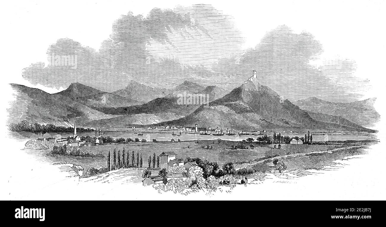 Les sept montagnes et Drachenfels, de Godenberg, 1845. 'Le village de Godenberg [en Allemagne] est l'un des lieux de résidence d'été les plus charmants sur le Rhin; et son château, sur le sommet de la colline, commande l'une des plus belles perspectives sur le fleuve. Le groupe de collines appelé les sept montagnes, en réalité, sont plus de sept en nombre, et forment un grand commencement pour le beau paysage du Rhin; ce sont les collines les plus hautes et les plus sauvages sur ses rives... le loftiest, Owelberg, est de 1453 pieds de haut. Le plus intéressant de tout le groupe, de sa forme et de sa position, Banque D'Images